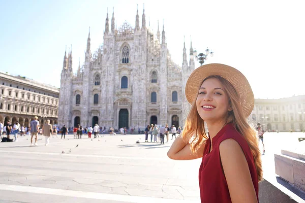 이탈리아 밀라노의 아름다운 미소짓는 여성의 — 스톡 사진