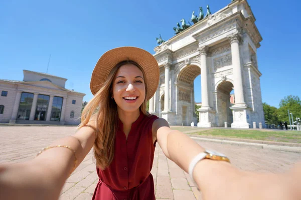 Linda Menina Viajante Sorrindo Leva Auto Retrato Milão Itália — Fotografia de Stock