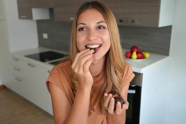 Mulher Saudável Atraente Bonita Comendo Frutas Secas Casa — Fotografia de Stock