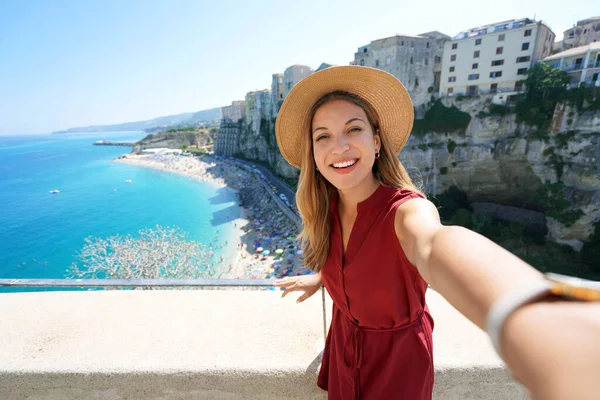 Selfie Meisje Tropea Italië Jonge Toeristische Vrouw Maakt Zelfportret Met — Stockfoto