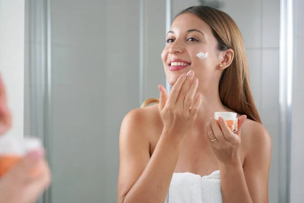 Mulher Skincare Aplicando Creme Bochecha Face Hidratante Tratamentos Nutritivos Revigorantes — Fotografia de Stock