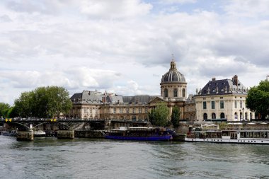 PARIS, FRANCE - 6 Haziran 2022: Institut de France ve Pont des Arts Bridge, Paris, Fransa