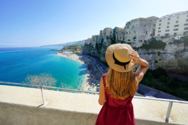 Tropea, İtalya 'da tatil. Tropea, Calabria manzarasının tadını çıkaran güzel moda kızının dikiz görüntüsü. Avrupa 'da yaz tatili.