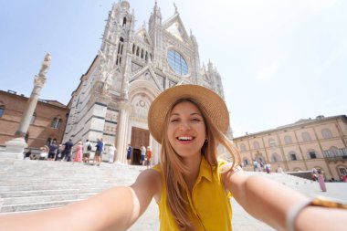 Siena, İtalya 'daki Selfie kızı. Genç turist kadın Siena Katedrali, Toskana, İtalya ile kendi portresini çekiyor..