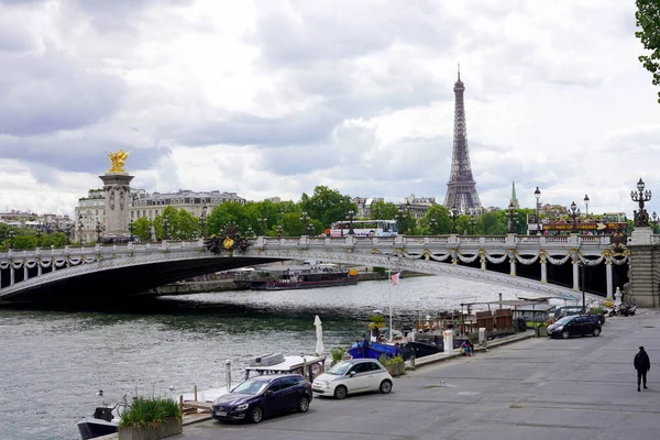 Paryż Francja Czerwiec 2022 Sekwana Mostem Pont Alexandre Iii Wieżą — Zdjęcie stockowe