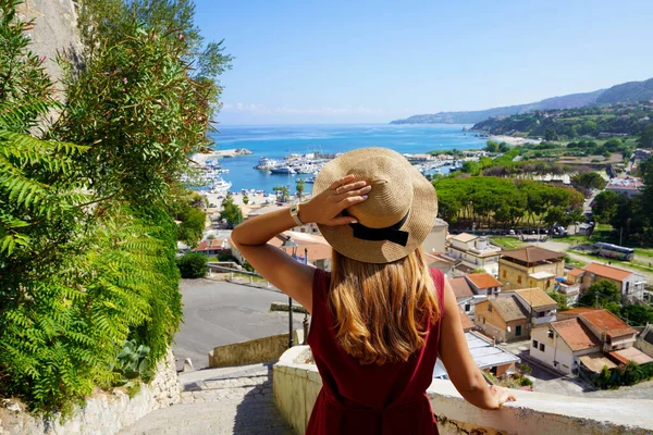 Toerisme Tropea Italië Uitzicht Van Achteren Van Mooie Vrouw Daalt — Stockfoto