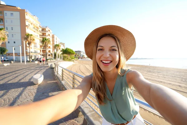 Vacaciones Calabria Selfie Girl Paseo Crotone Calabria Sur Italia — Foto de Stock