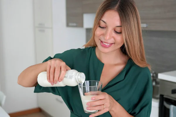 여자의 이유리를 케피르로 채운다 우유를 마시는 아름다운 — 스톡 사진