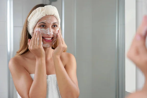 Sonriente Chica Sincera Lavando Cara Jabón Espumoso Frotando Piel Joven — Foto de Stock