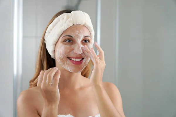 顔を洗うスキンケア女性は泡石鹸スクラブ肌 洗顔スクラブソープの女性は スキンケアクレンジング製品でスクラブ洗浄洗顔 ゆったりとした時間を — ストック写真