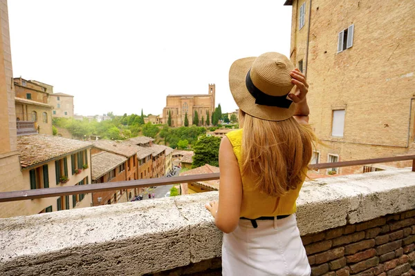 Праздники Тоскане Вид Сзади Красивую Стильную Туристку Историческом Городе Сиена — стоковое фото