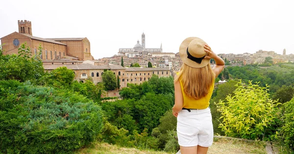 Férias Toscana Panorama Com Jovem Mulher Desfrutando Vista Panorâmica Das — Fotografia de Stock