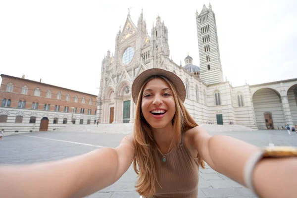 Vakantie Italië Braziliaans Meisje Maakt Selfie Foto Met Smartphone Siena — Stockfoto