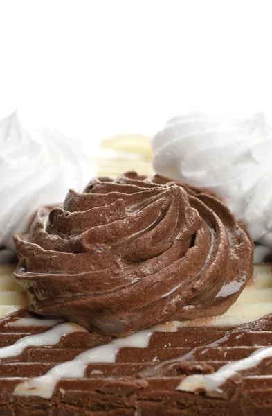Bolo de chocolate escuro e branco — Fotografia de Stock