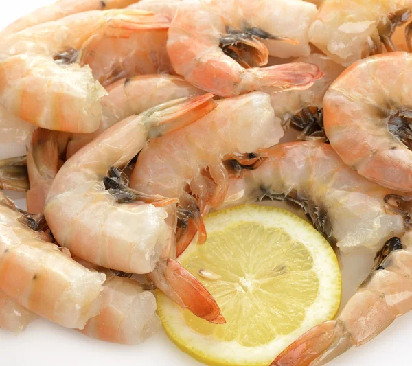 Camarones frescos y limón — Foto de Stock