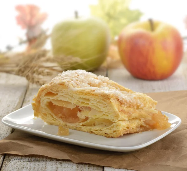 Segment van een strudel cu mere — Stockfoto