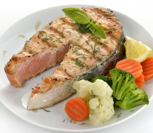 Scheibe Lachs und Gemüse — Stockfoto