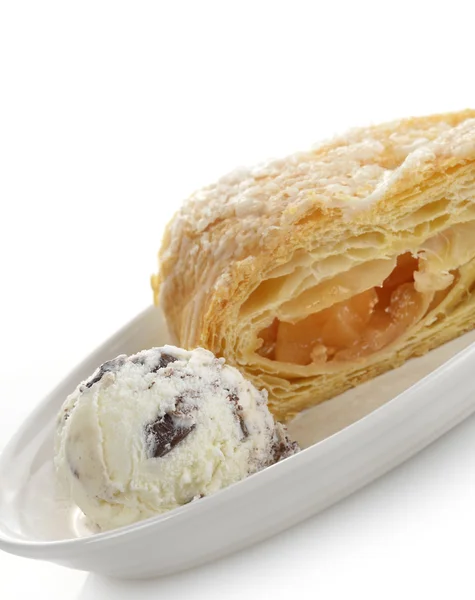 Gelato e strudel di mele — Foto Stock