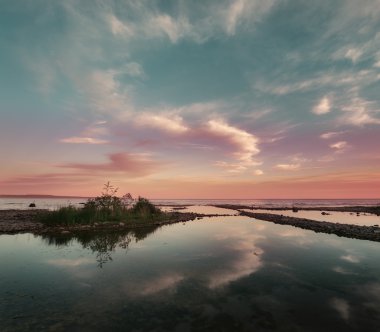 Gölde gün batımı