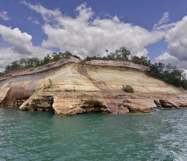 Colorato enorme scogliera e cielo — Foto Stock