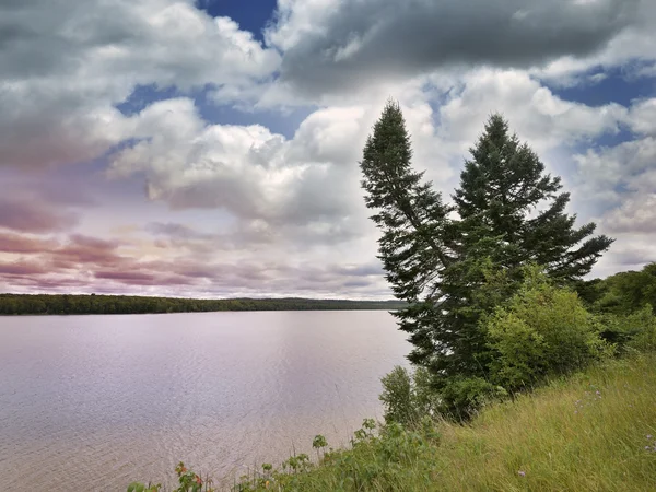 Solnedgång på en sjö — Stockfoto