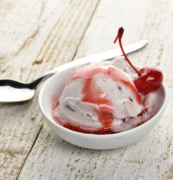 Helado de vainilla y cereza —  Fotos de Stock