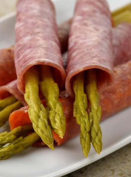 Salami met asperges — Stockfoto