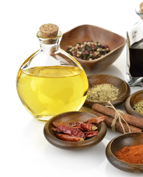 Aceite de oliva, vinagre y especias —  Fotos de Stock