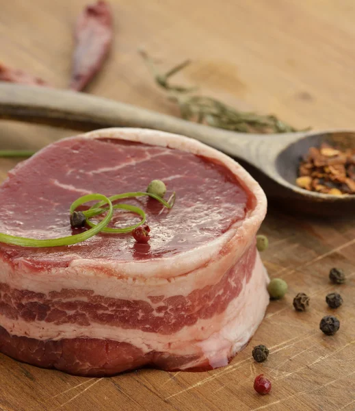 Bacon förpackade oxfilé — Stockfoto