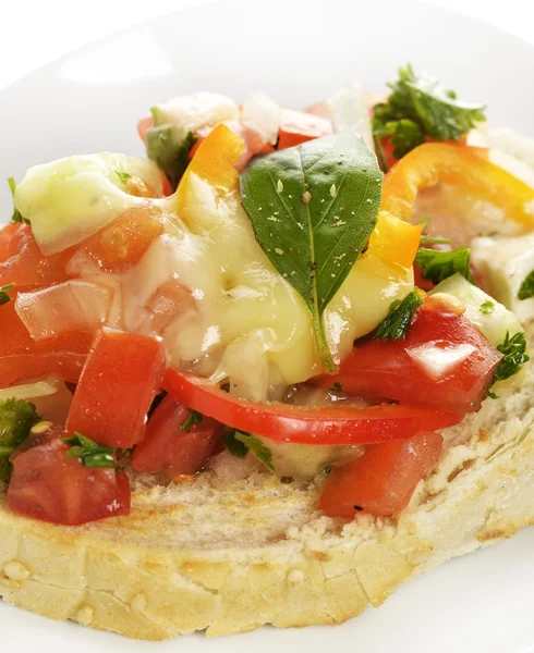 ขนมปังปิ้งกับผักและชีส — ภาพถ่ายสต็อก
