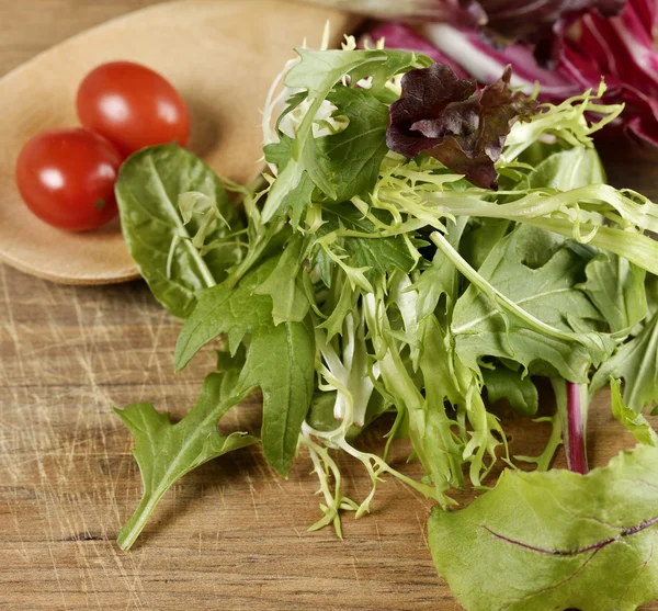 Foglie di insalata e pomodori — Foto Stock