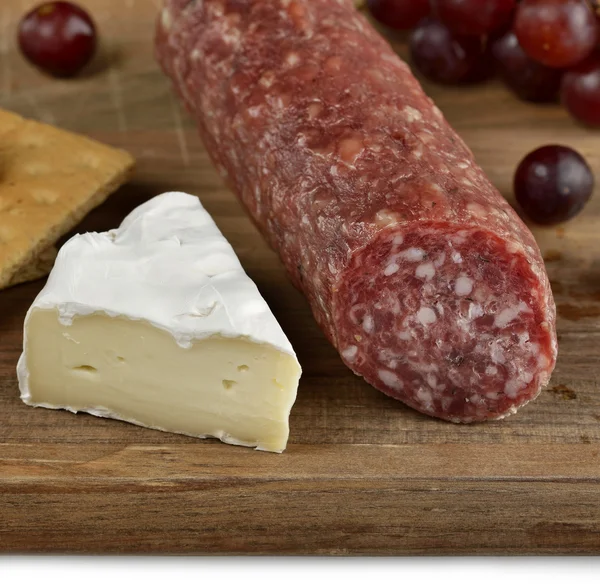 Brie ost och salami — Stockfoto