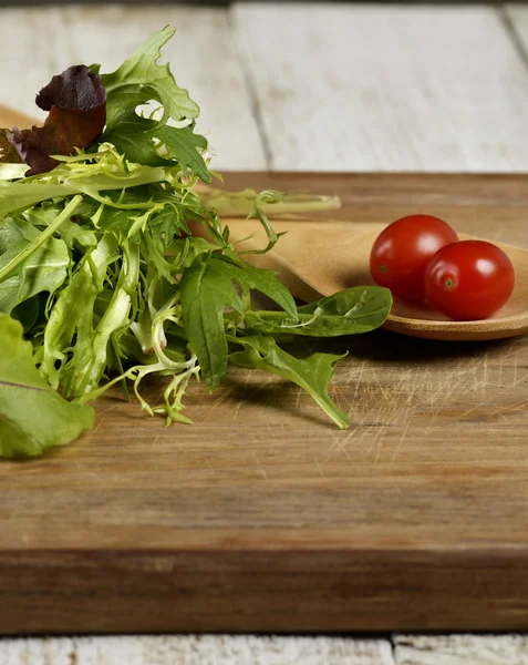 Salladsblad och tomater — Stockfoto