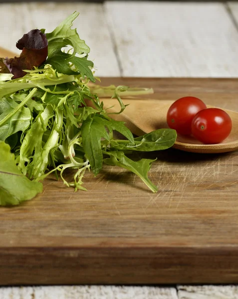 Folhas de salada e tomates — Fotografia de Stock