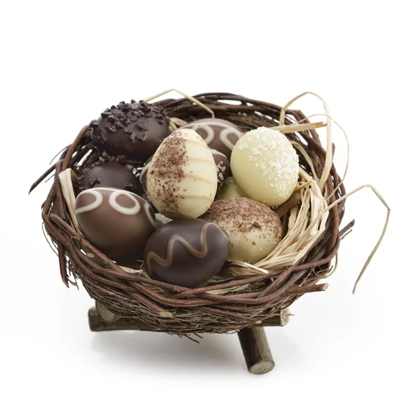 Ovos de chocolate em um ninho — Fotografia de Stock