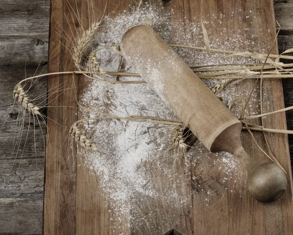 Rodillo de madera, harina y trigo — Foto de Stock