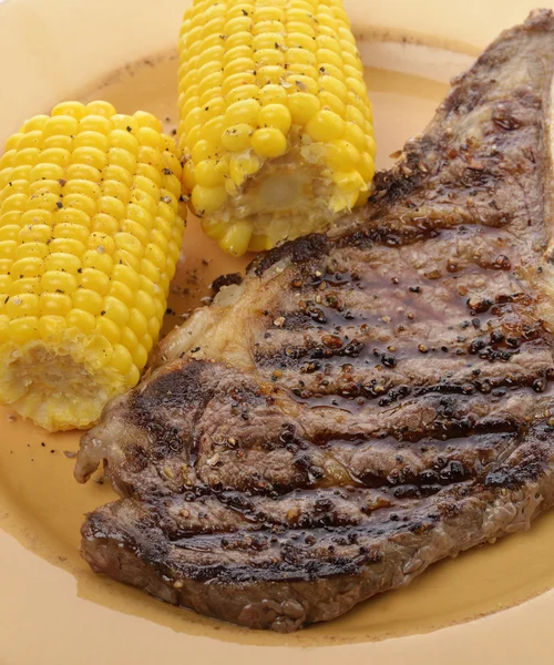 Rib eye steak met maïs — Stockfoto