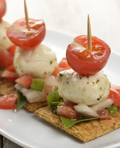 Crackers met mozzarella kaas en tomaten — Stockfoto