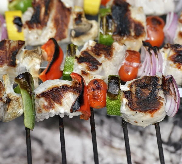 Ham kabobs op de grill — Stockfoto