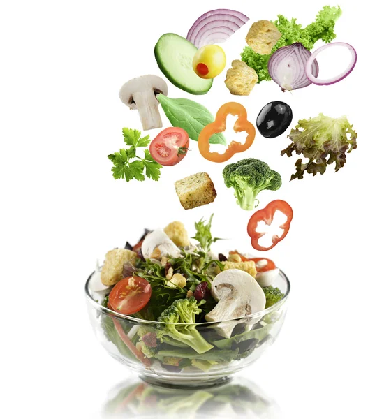 Gemüse fällt in Salatschüssel — Stockfoto