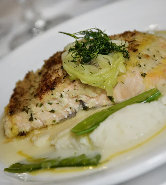 Lachs mit Kartoffelpüree — Stockfoto