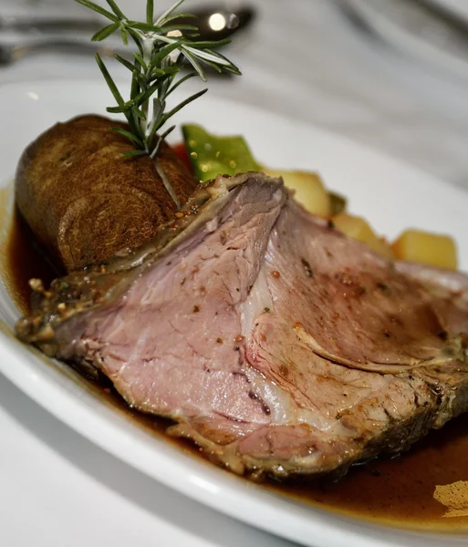 Fleisch mit Kartoffeln und Gemüse — Stockfoto