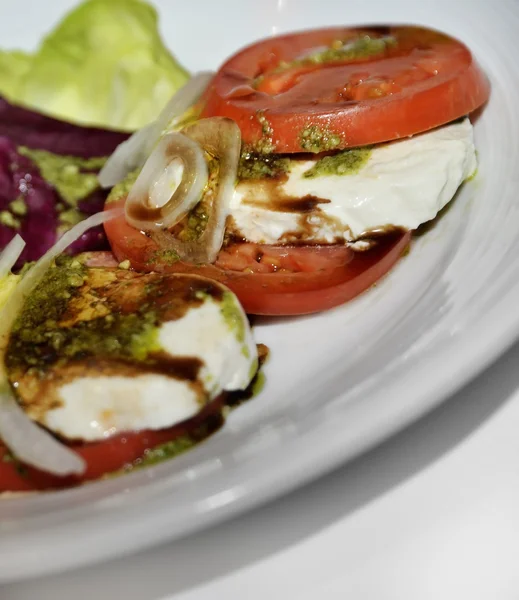 Salad With Mozzarella And Tomatoes — Stock Photo, Image