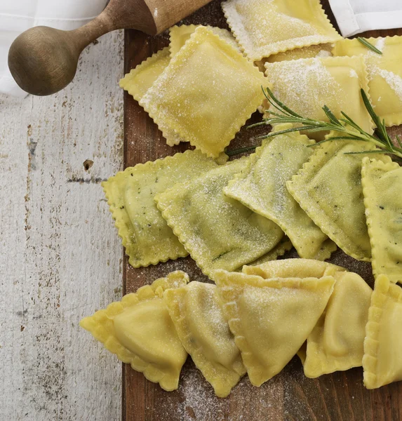 Hemgjord ravioli sortiment — Stockfoto