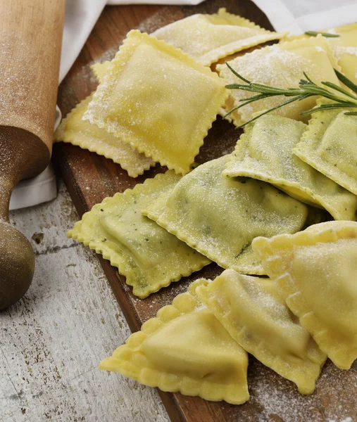 Hemgjord ravioli sortiment — Stockfoto