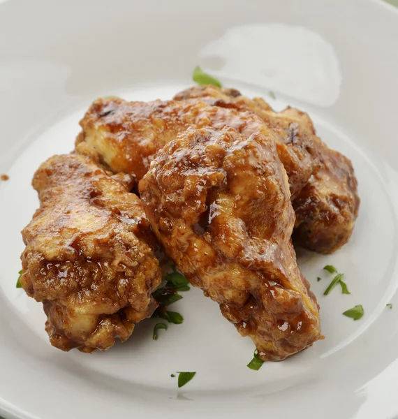 Asas de frango com molho de churrasco — Fotografia de Stock