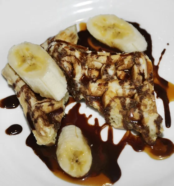 바나나와 초콜릿 시럽 와플 — 스톡 사진