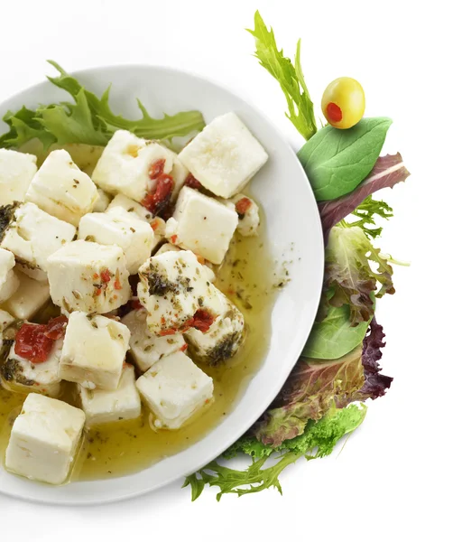 Beyaz peynir ile petrol ve otlar — Stok fotoğraf