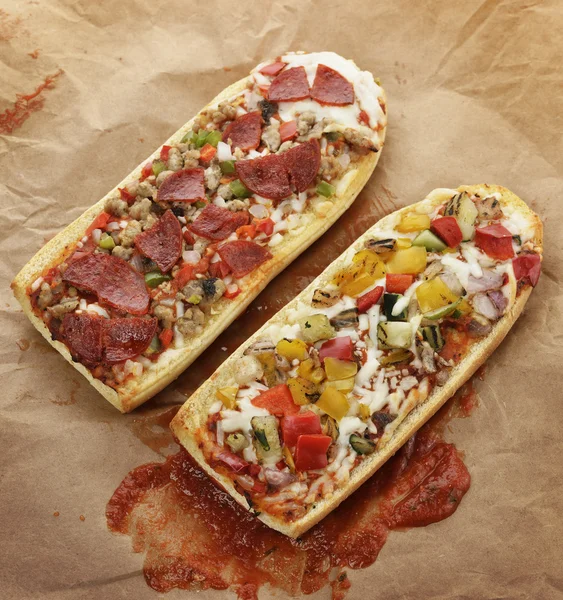 Ranskalainen leipäpizza — kuvapankkivalokuva