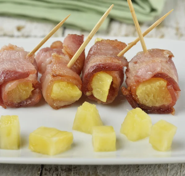 Bacon en ananas voorgerecht — Stockfoto